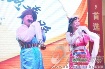 王蘭芬、董秀玲表演節(jié)目《逛新城》。